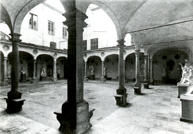 Il cortile dell'Accademia in una immagine del 1935, in Guida alle sedi storiche della Facolt&agrave; di architettura, Firenze, Octavo, 1996, p. 18